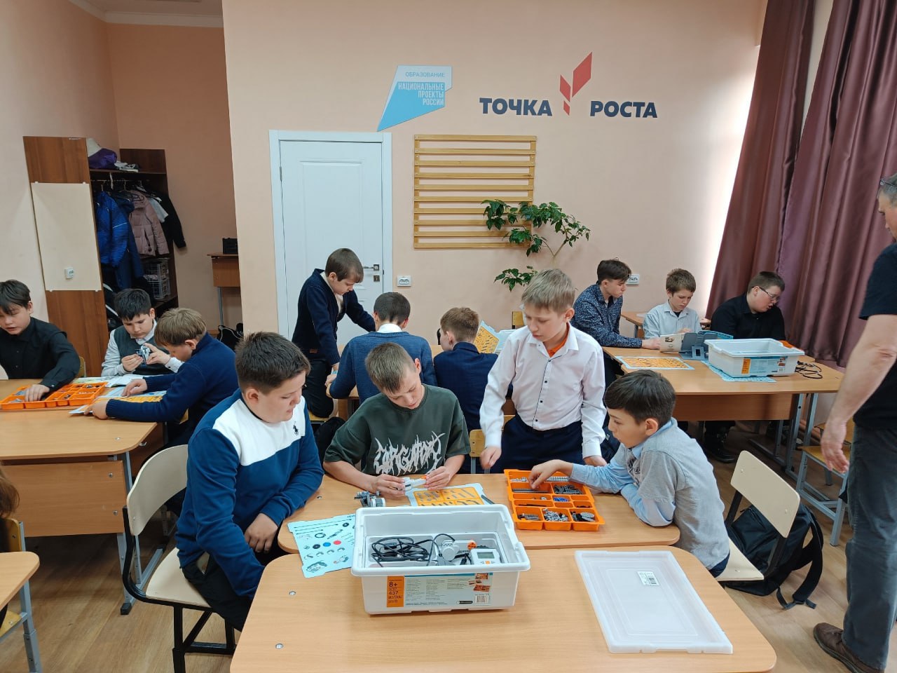 Соревнование по сборке LEGO-роботов.
